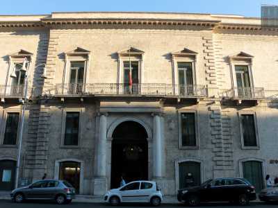 ...questo edificio fu progettato nel 1843 per il nobile signore che gli diede il nome e si presenta con un grande portale incluso tra due colonne dal capitello ionico